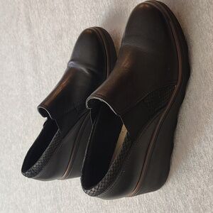 CLARKS  COLLECTION WOMENS SLIP-ON SHOE